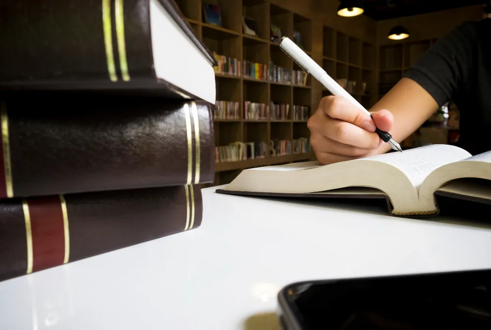 Mujer leyendo el libro en la biblioteca.
